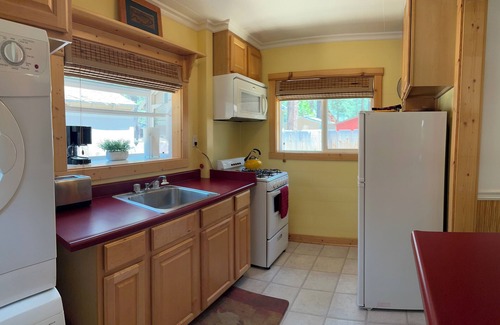 Al Tahoe Kabine | Single story cabin with fast WiFi in flat convenient historic neighborhood.