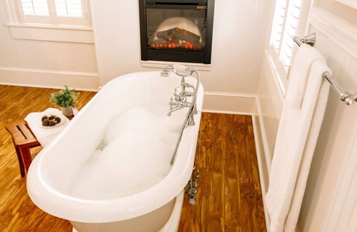 Edenton Bed & Breakfast | Old world charm downtown Edenton near the harbor, with homemade breakfast daily