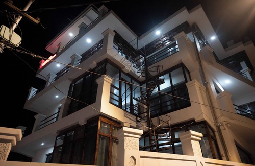 Leh Haus | Situated 10 mints from airport 10 mints from main market and mountains view.