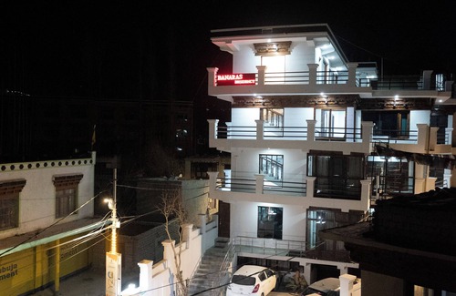 Leh Haus | Situated 10 mints from airport 10 mints from main market and mountains view.