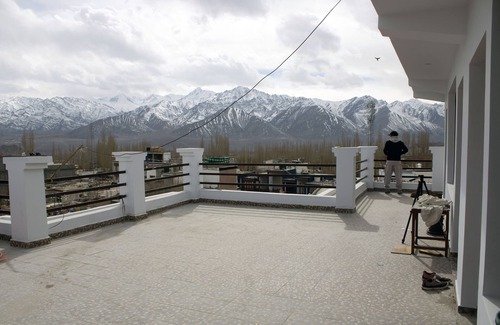 Leh Haus | Situated 10 mints from airport 10 mints from main market and mountains view.