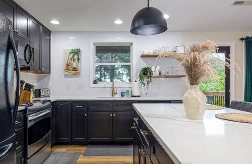 McGaheysville Haus | Situated in the Tree Tops w/ Unbelievable Ski Slope Views Community Pool Access (Seasonal) Hot Tub