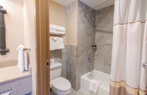 Queensbury Resort | Six Flags Great Escape Lodge & Indoor Waterpark