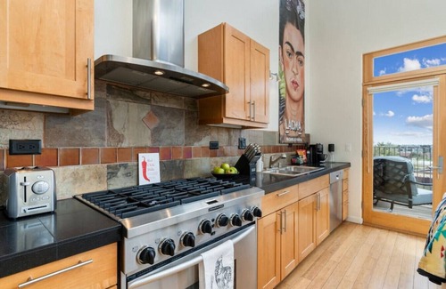 South Capitol Eigentumswohnung | Light Modern Railyard View Loft