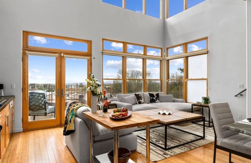 South Capitol Eigentumswohnung | Light Modern Railyard View Loft