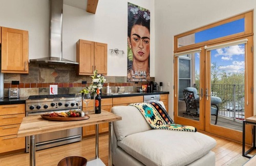 South Capitol Eigentumswohnung | Light Modern Railyard View Loft