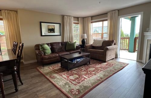 Snowshoe Haus | Ski in and out, pet and kid friendly, slope side townhouse