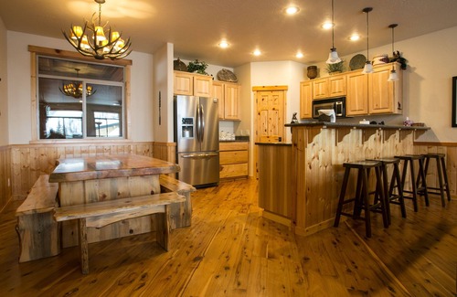 Sandpoint Skihütte | ❄Ski in/out❄- Best Group Rental on Schweitzer- Sleeps 16+ Book now for holidays!