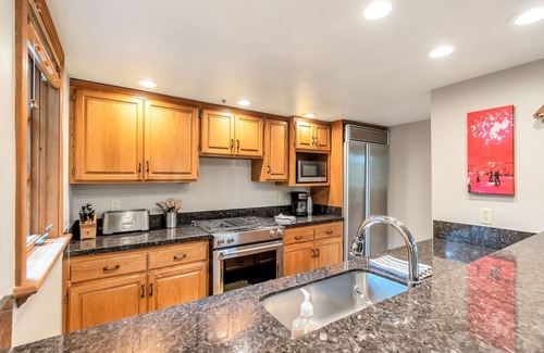 Salt Lake Mountain Resorts Haus | Ski in/Ski Out to Snowbird in this Beautiful Unit with Hot Tub and Fireplace