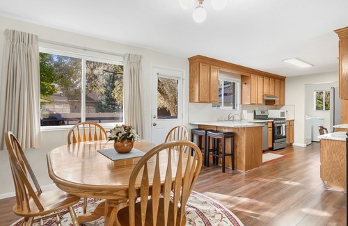 Sandy Haus | Ski Resort Comfy Vacation Home Minutes from Top Ski Resorts in Utah