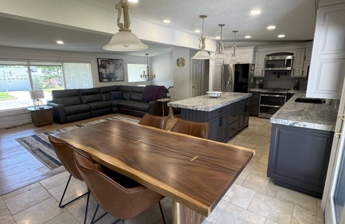 Holladay Haus | Skiing, 2 Kitchens, 2 Units in 1, 80” TVs, W/D, 2 Backyards