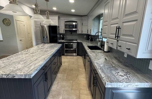 Holladay Haus | Skiing, 2 Kitchens, 2 Units in 1, 80” TVs, W/D, 2 Backyards