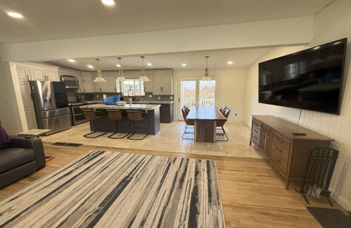 Holladay Haus | Skiing, 2 Kitchens, 2 Units in 1, 80” TVs, W/D, 2 Backyards