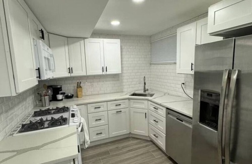 Holladay Haus | Skiing, 2 Kitchens, 2 Units in 1, 80” TVs, W/D, 2 Backyards