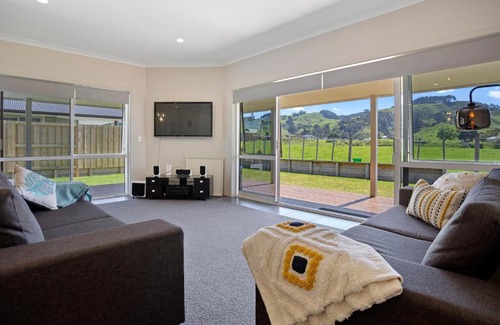 Waihi Beach Haus | Sky Blue Retreat - Waihi Beach Holiday Home