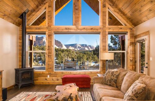 Orderville Haus | Skyfall Cabin. Stunning views, Hot Tub, minutes from Zion