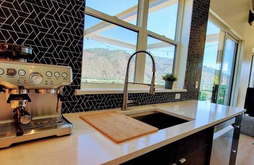 Trimble Villa | SKYHOUSE BASECAMP modern+views+explore+adventure