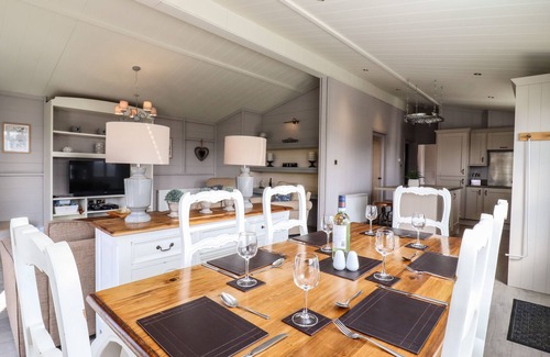 Bury St Edmunds Hütte | SKYLARKS, family friendly, with hot tub in Bury St Edmunds