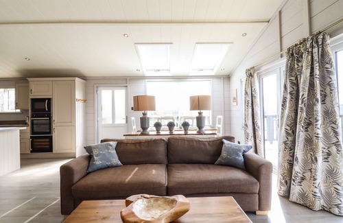 Bury St Edmunds Hütte | SKYLARKS, family friendly, with hot tub in Bury St Edmunds