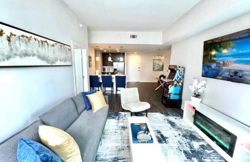 North Buckhead Wohnung | Skyline Retreat Penthouse, Top Floor, Year round Pool, City View!