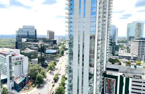North Buckhead Wohnung | Skyline Retreat Penthouse, Top Floor, Year round Pool, City View!