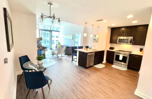 North Buckhead Wohnung | Skyline Retreat Penthouse, Top Floor, Year round Pool, City View!