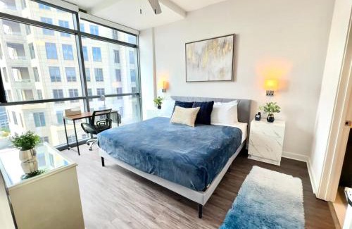 North Buckhead Wohnung | Skyline Retreat Penthouse, Top Floor, Year round Pool, City View!