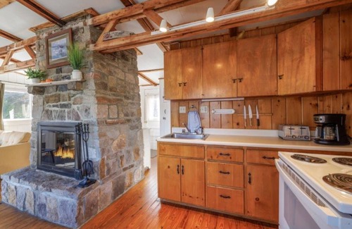 Hall Quarry Hütte | Gemütlich am Wasser Studio