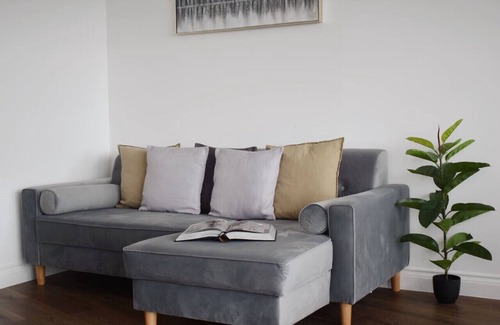 Brentwood Eigentumswohnung | Sleek 2 bed with balcony in Brentwood