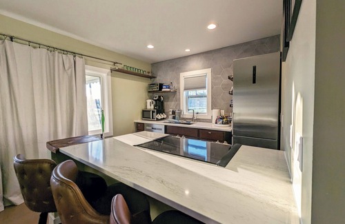 Flint Haus | Sleek and Central Small Home ~ Close to everything