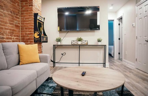 Fells Point Wohnung | Sleek and Cozy Micro Fells Point Residence!