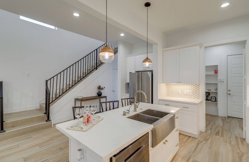 Garden Oaks Haus | Sleek Home w/ Screened Patio & Yard in Houston!