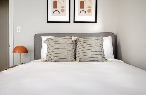 Park West Wohnung | Sleek Lincoln Park 3BR, near L and Lincoln Park, by Blueground