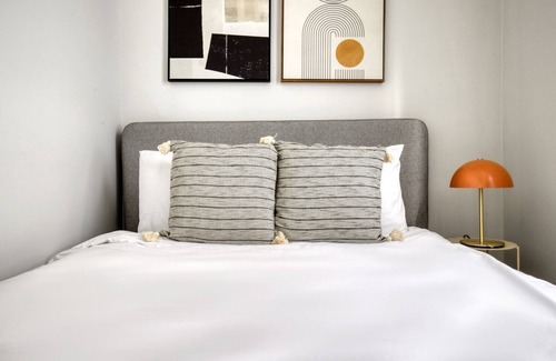 Park West Wohnung | Sleek Lincoln Park 3BR, near L and Lincoln Park, by Blueground