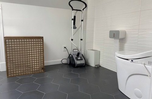 Watertown Wohnung | Sleek & Stylish Master Suite