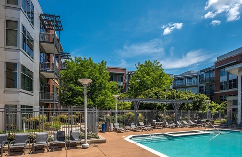 McLean Wohnung | Sleek Tysons Corner 2BR w/ Gym & W/D, near Restaurants, by Blueground