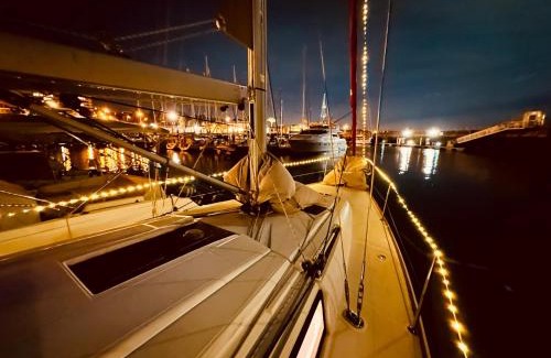 Oeiras Bootsverleih | Sleep aboard a modern sailboat in Oeiras