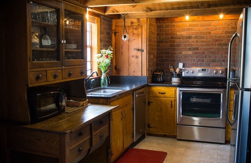 Rogersville Kabine | Schlafen Sie in ein bisschen Geschichte. Willkommen in einer 1860 Blockhütte und Idle Hour Farm.