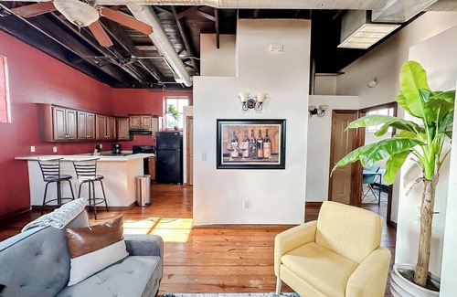 Springfield Wohnung | Sleepover Extraordinary 2BD/1BA + Parking - Downtown Springfield