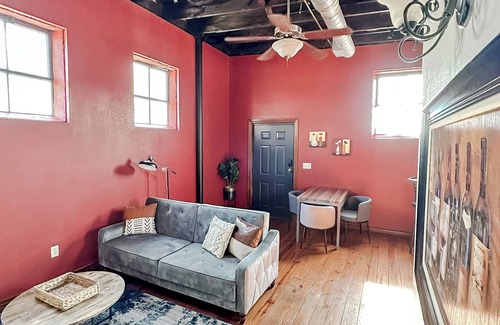 Springfield Wohnung | Sleepover Extraordinary 2BD/1BA + Parking - Downtown Springfield