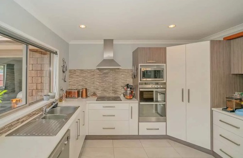 Whitianga Haus | Sleeps 10 and a Minutes walk to the beach