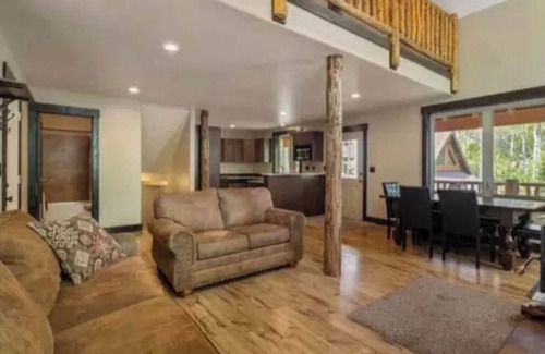 Mammoth Creek Kabine | Sleeps 11 - Spacious cabin getaway 1-mile from Panguitch Lake