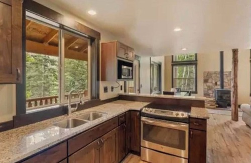 Mammoth Creek Kabine | Sleeps 11 - Spacious cabin getaway 1-mile from Panguitch Lake