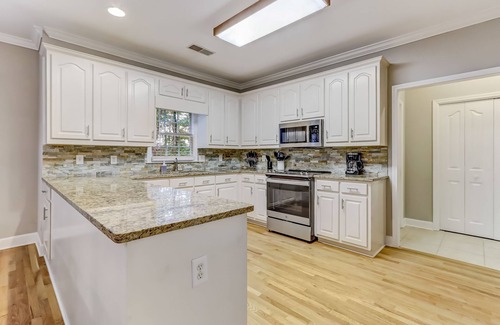 Suwanee Haus | *Sleeps 11* Spacious Suwanee house with home gym