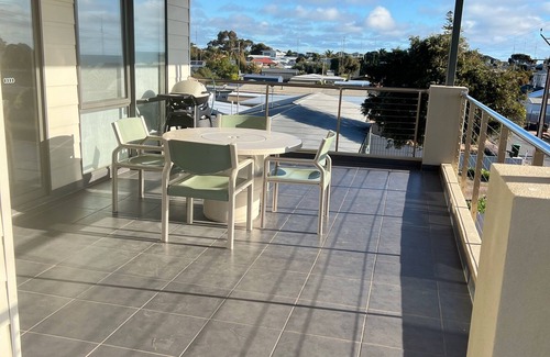 Moonta Bay Haus | Sleeps 14 - 3 minute walk to beach, 5 minute drive to "The Dunes" Golf Course