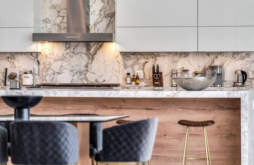 Indio Villa | Sleeps 14 | Pool, Hot Tub & Pickleball | Minutes to Golf | Bravo Villa #5