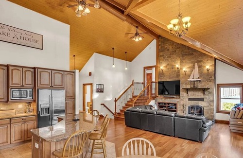 North Sebago Haus | SLEEPS 14 WITH A SANDY BEACH AND A DOCK