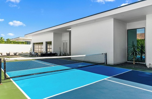 Indio Villa | Sleeps 17 | 6BR Retreat w/ Pool, Hot Tub & Pickleball | Bravo Villa #3