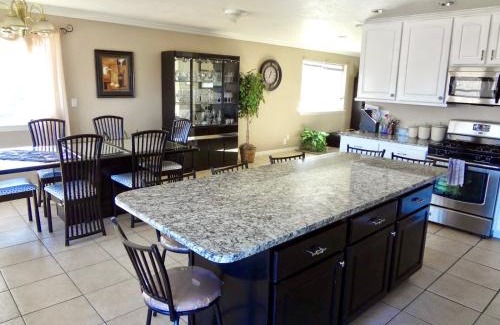 Payson Haus | Sleeps 20! Rare Family Friendly House.