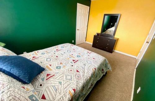 Payson Haus | Sleeps 20! Rare Family Friendly House.